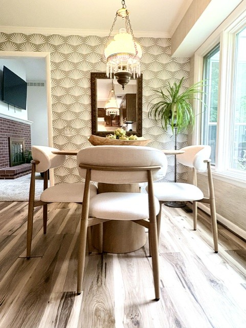 Hybrid staging, eat-in kitchen